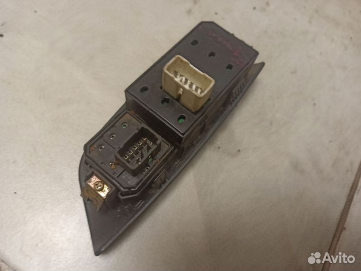 Блок управления стеклоподъемниками и зеркалами