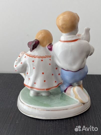 Фарфоровая статуэтка 