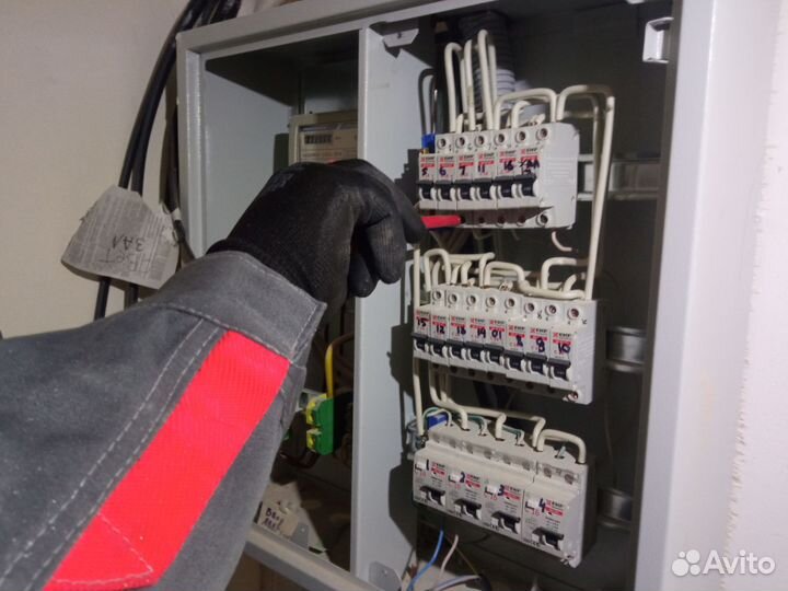 Электрик. Услуги электрика. Штробление стен