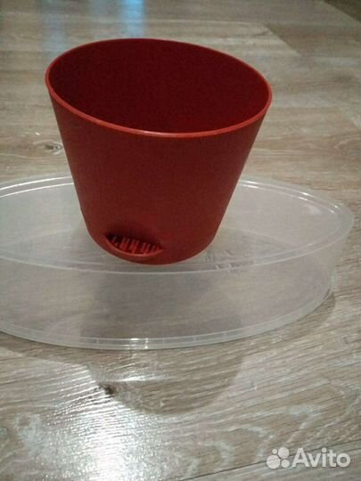 Цветочный горшок с поливом