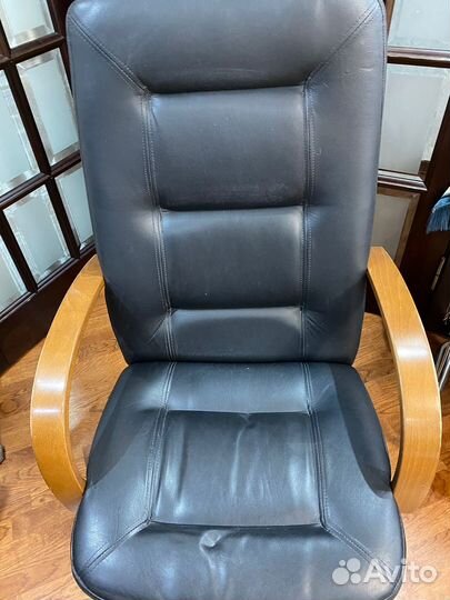 Офисное кожаное кресло бу