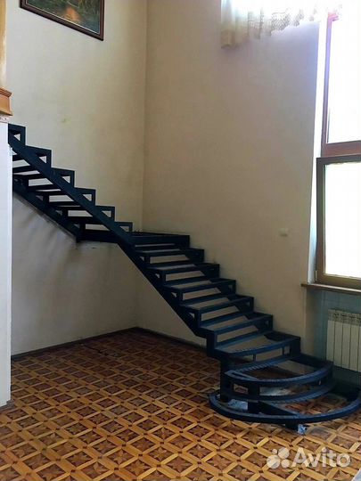 Лестница на металлокаркасе
