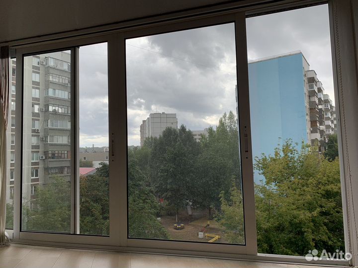 Балконные рамы из алюминия плюс жалюзи