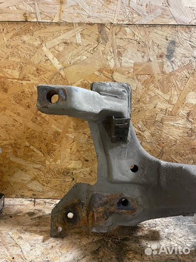 Подрамник передний Киа Спектра