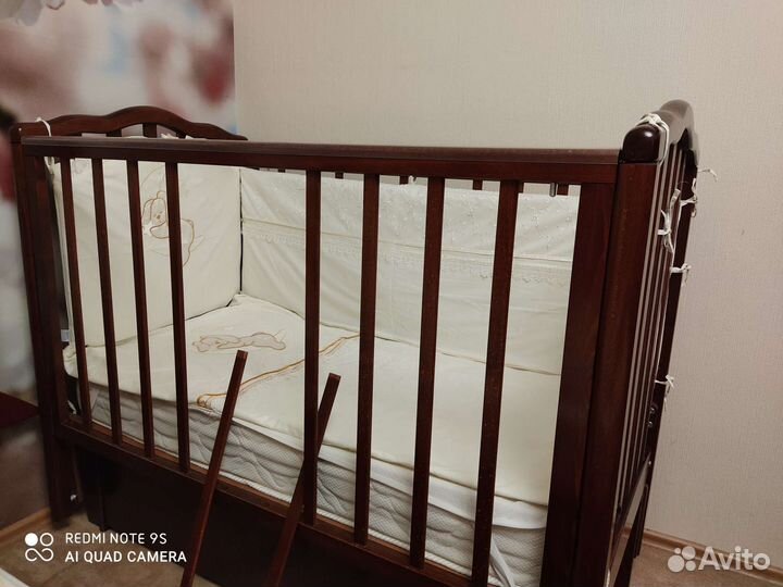 Детская кроватка с продольным маятником и матрасом