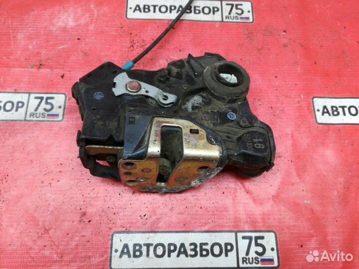Замок двери передний правый Toyota Ist NCP61