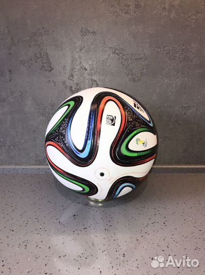 Футбольный мяч adidas brazuca