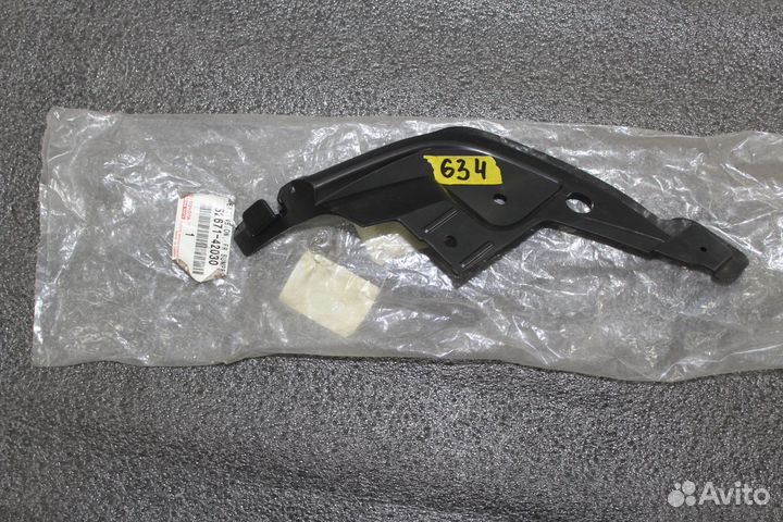 Кронштейн передн. бампера прав. нижний toyota RAV4