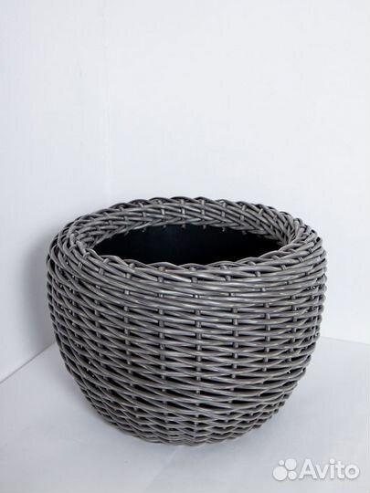 Садовый декор - кашпо из искусственного ротанга