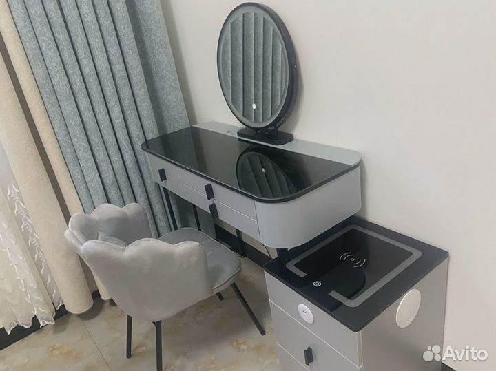 Туалетный столик. Столик с подсветкой
