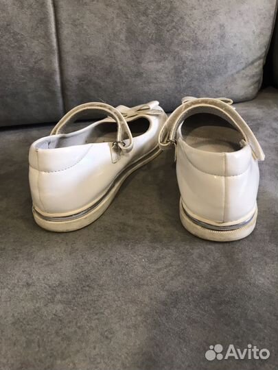 Туфли белые лаковые для девочки 34 размер