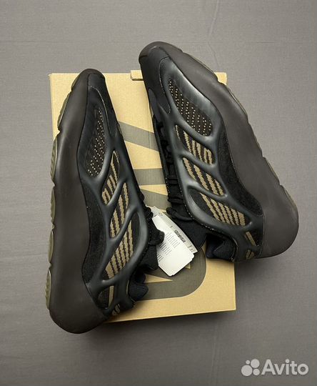 Yeezy 700 v3 clay brown 11 оригинал