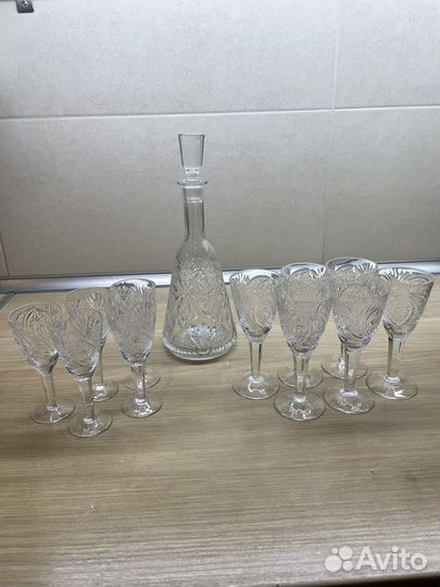 Хрустальный графинчик с рюмками