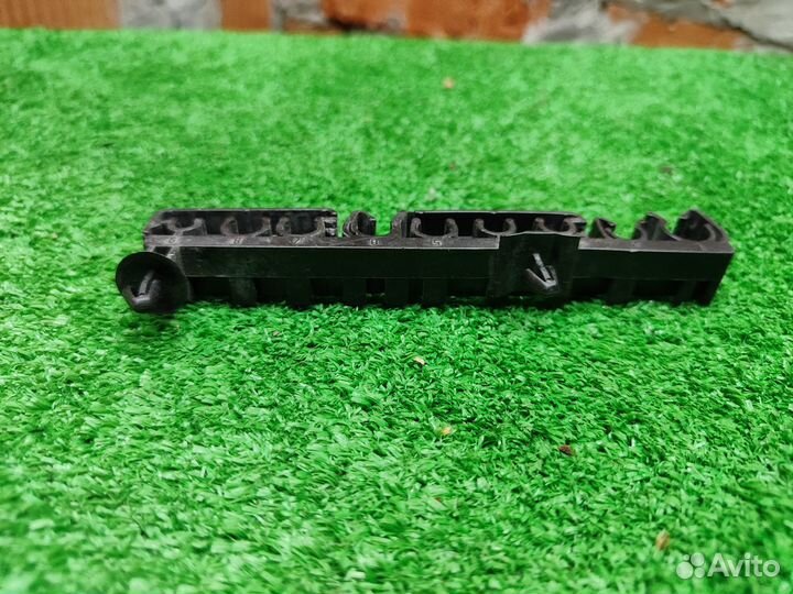 Крепеж кабеля Volkswagen Passat B6