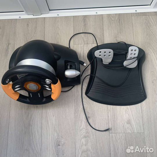 Игровой руль с педалями