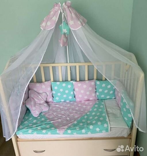 Детская кроватка с маятником
