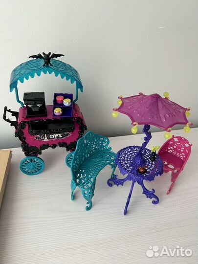 Уличное кафе Monster High
