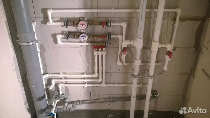 Сантехник. Устанение течи водопровода