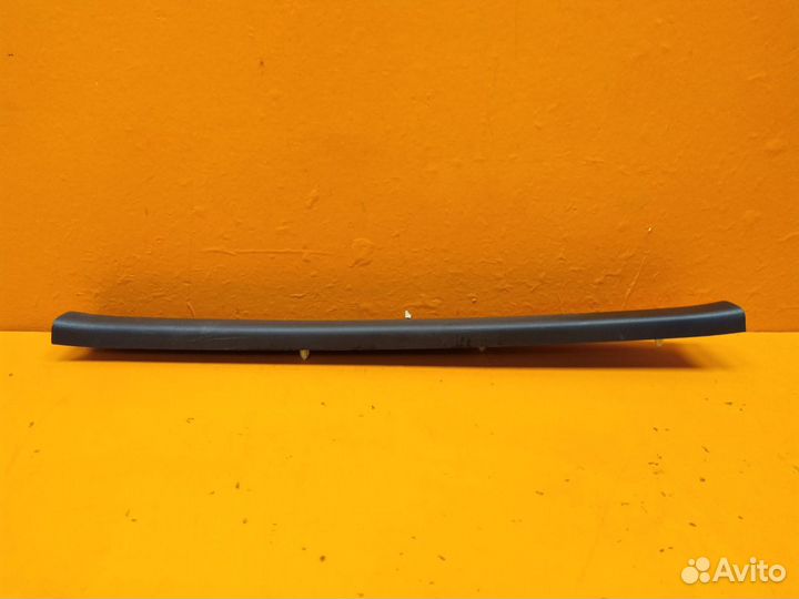 Накладка двери багажника Toyota Rav4 4 CA40