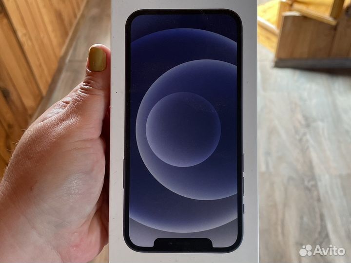 Телефон iPhone 12