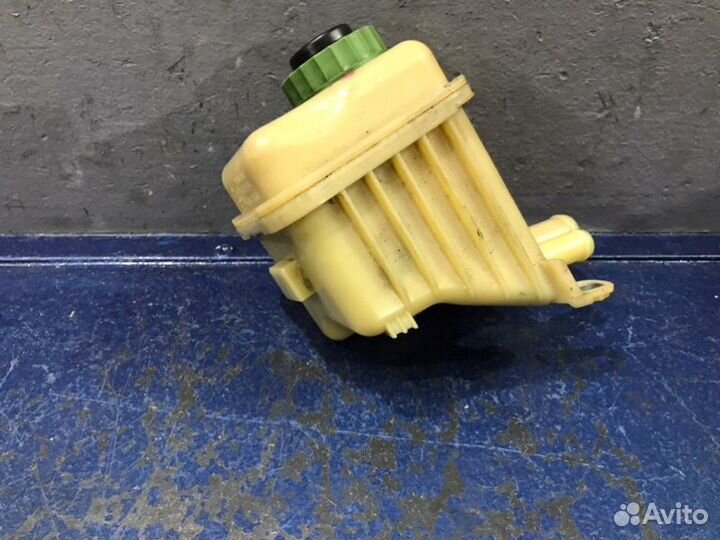 Бачок гура Audi Q7 4L