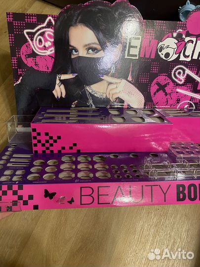 Стенд Beauty Bomb Emochka