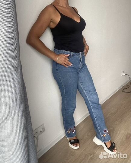 Джинсы с вышивкой