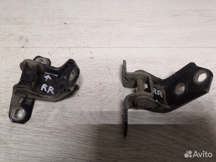 Петли двери задние правые Mazda Tribute epew YF