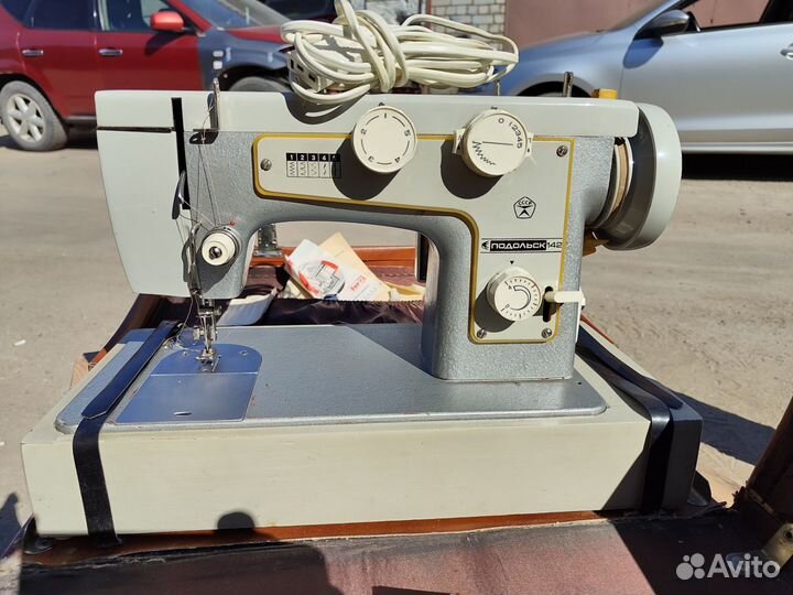 Швейная машинка электрическая Подольск 142