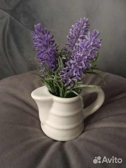 Искусственные цветы в горшках