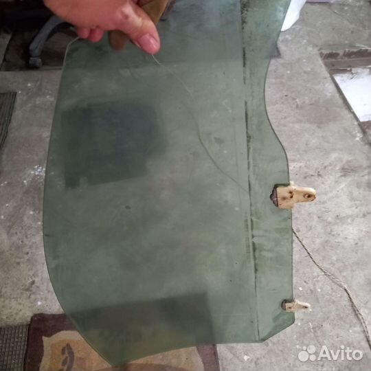 Левое с передней двери стекло