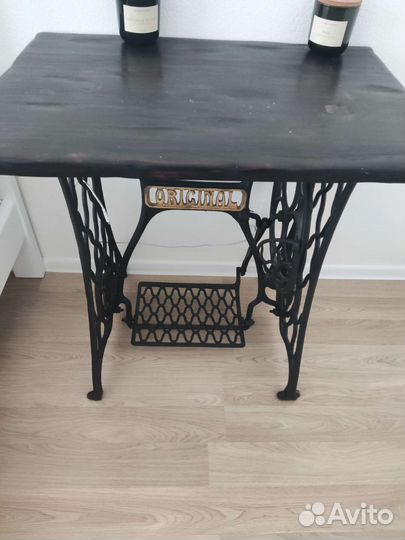 Стол с металлическим подстольем