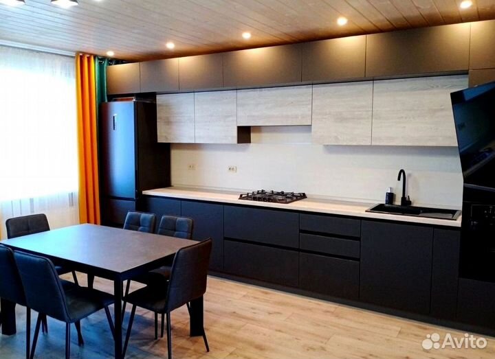 Прямая кухня в потолок. Кухонный гарнитур на заказ