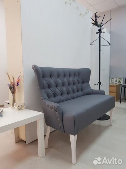 Диван в кафе