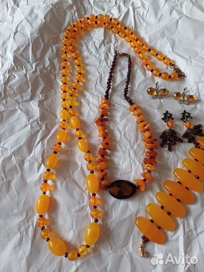 Лот украшений в желтых тонах