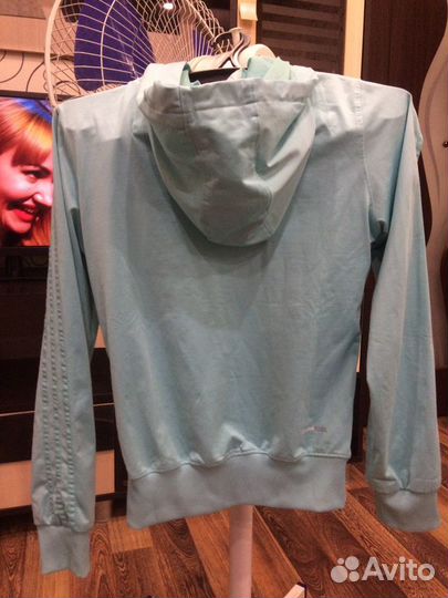 Продам спортивную ветровку