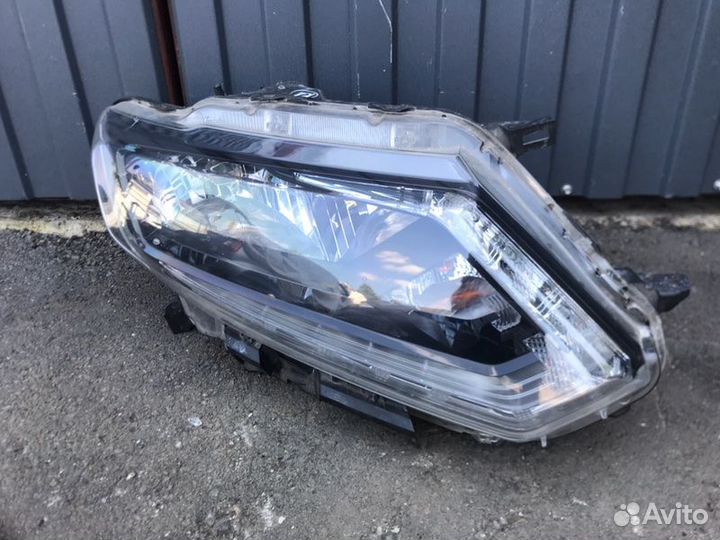 Фара галогеновая передняя правая Nissan X-Trail