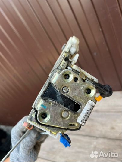 Замок двери передний левый Nissan Almera N16 1.5