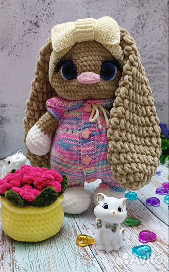 Вязаный заяц в комбинезоне