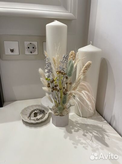 Композиция из сухоцветов в гипсовом кашпо