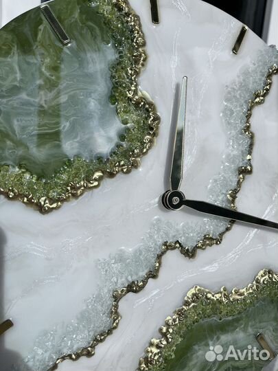 Настенные часы ручной работы с хризолитом