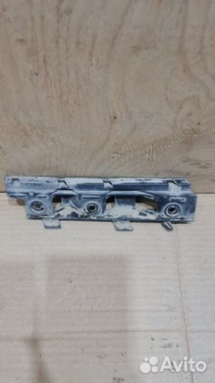 Кронштейн бампера левый Volkswagen Passat B6