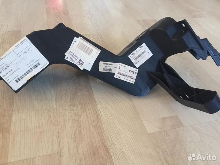 Кронштейн крепления фары правой WK Jeep Grand Cher