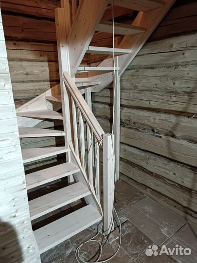 Деревянная лестница в частный дом