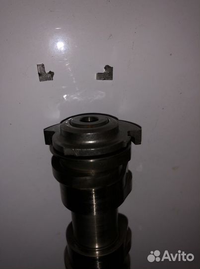 Вал впускных клапанов