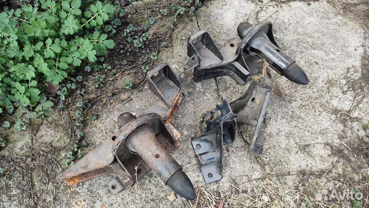 Кранштейн подушек двиг. Шевроле нива 2шт