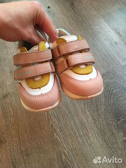 Кроссовки для девочки 20