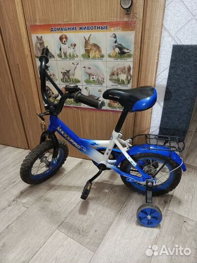 Детский велосипед с дополнительными колесами