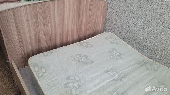 Кровать с матрасом