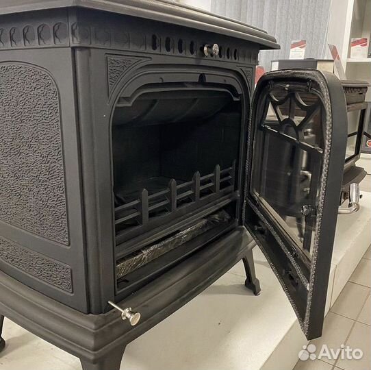Печь-камин чугунная